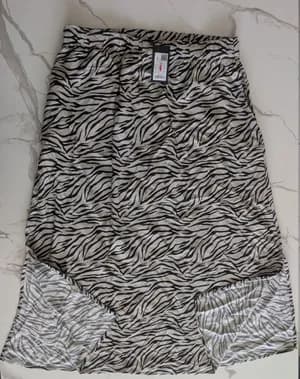 Viscose skirt with side pockets