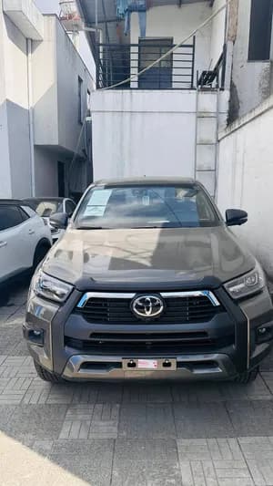 Toyota Hilux Invincible Hybrid 2025