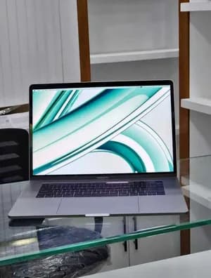 Apple MacBook Pro i7 16GB 512GB