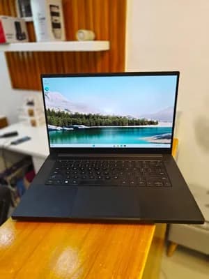Razer Blade Gaming Laptop i7-10750H RTX 2060