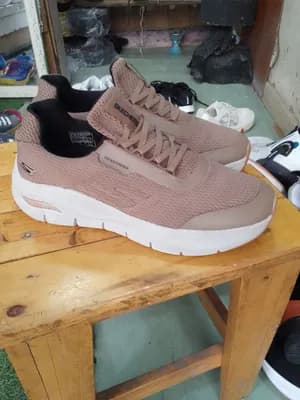 New Skechers Sneakers Size 42