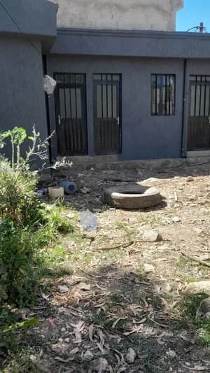 Corner Service House in Ayat