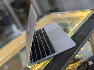 MacBook air 4GB RAM 128GB SSD