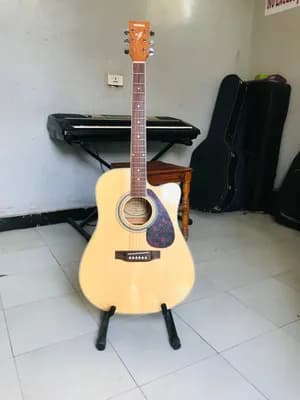 Yamaha F370 Acoustic Guitar