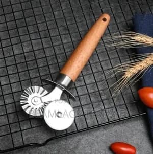 Stainless steel pizza cutter