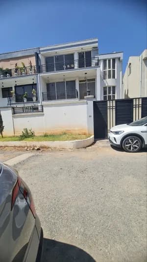 ባንክ ያለበት ቤት 204 ካሬ G+2