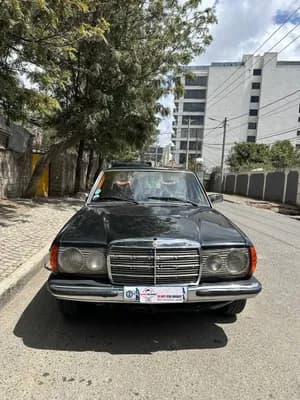 Mercedes W123 Manual Sedan