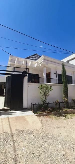 Villa House for Sale in Summit