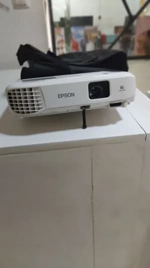 Epson EB-E01 Projector