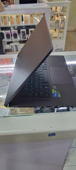 ASUS ROG Zephyrus G16 RTX 4070