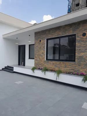 Modern 5-Bedroom Villa in Summit Washington