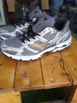 Mizon Running Shoes Size 39