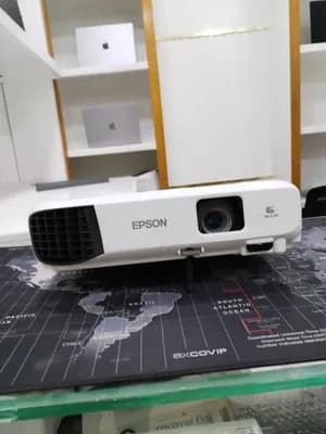 Brand New Epson EB-E10 Projector