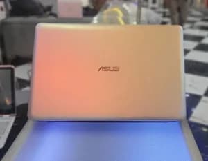 Asus laptop 8GB 256GB SSD