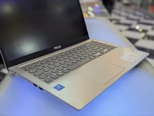 Asus laptop 4GB 256GB