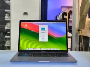 MacBook pro 2017 8GB 512GB
