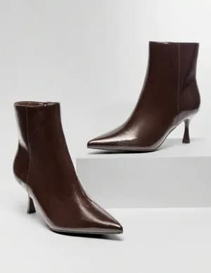 Point toe zip up ankle boots