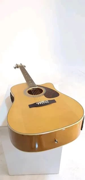 Yamaha F370 Electric Acoustic Guitar
