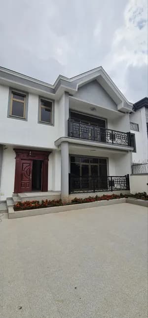 አያት ኮምፓውንድ ውስጥ ቤት 250 ካሬ B+G+1