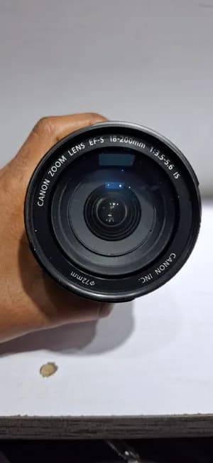 Canon EF-S 18-200mm Lens