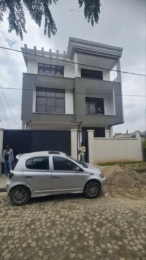 የሚሸጥ ቤት ላምበረት 175 ካሬ B+G+2
