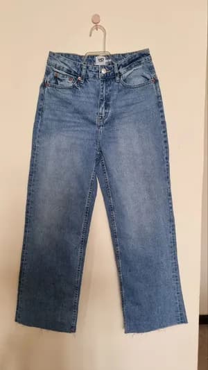 Cropped jeans for women
