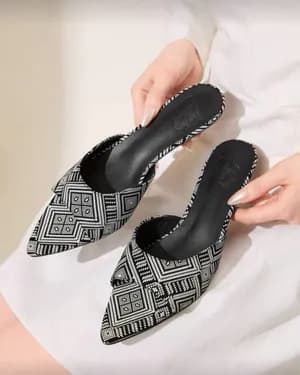 Pointy toe kitten heel