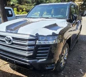 Toyota Land Cruiser VXR 2025