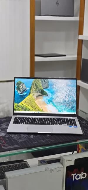 Samsung Book 4 Core 7 16GB 512GB