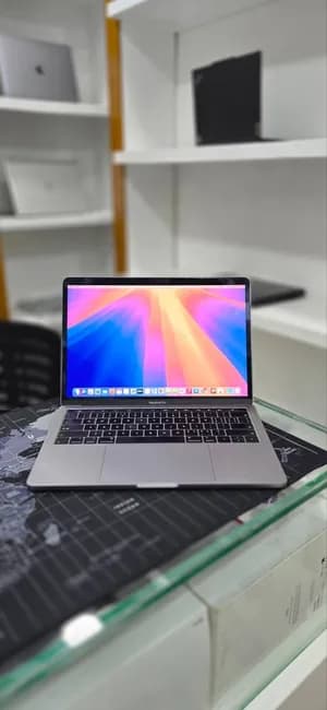 MacBook Pro i7 2019 16GB 256GB
