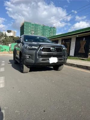 Toyota Hilux Invincible Hybrid 2024