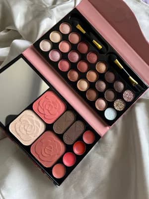 Book eyeshadow