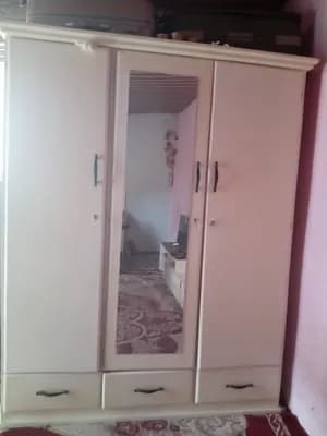 መስታወት ያለው ሶስት በር ቁምሳጥን