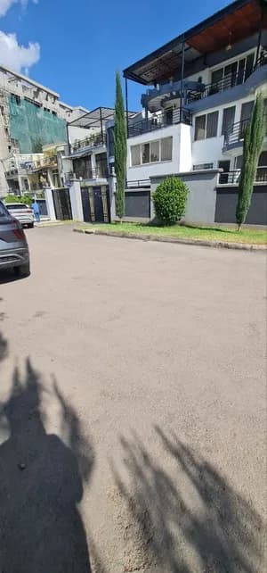 ለኑሮ ተመራጭ ሰፈር ውስጥ አያት 204 ካሬ
