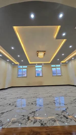 ባንክ ያለበት አፓርትመንት አያት 151 ካሬ