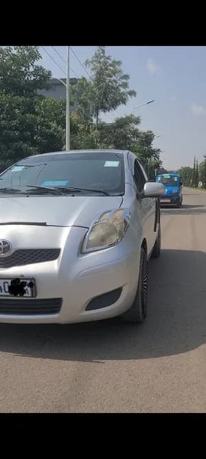 Yaris compact 2010 model